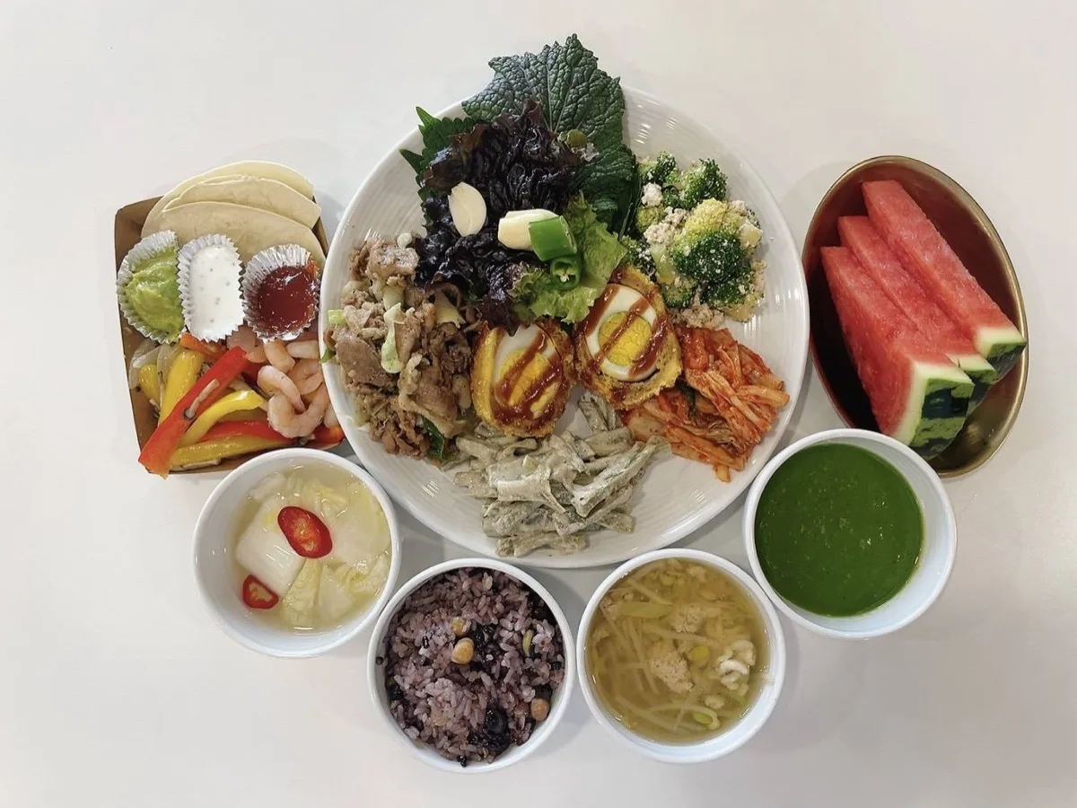 식단 구성 — 흑미 잡곡밥, 제육볶음, 목이버섯·쌈채소, 브로콜리 무침, 계란말이, 새우·파프리카 볶음, 배추김치, 콩나물국, 채소 주스, 백김치, 수박