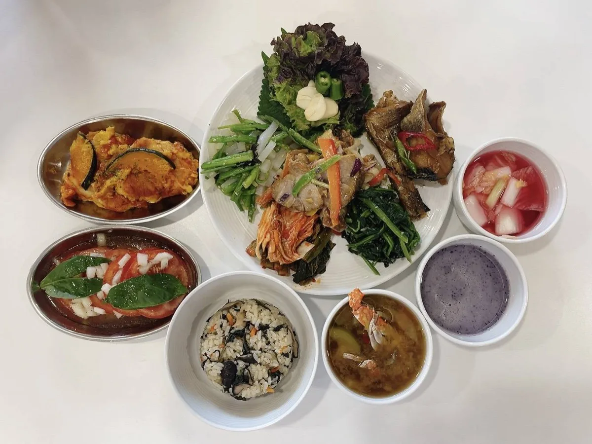 식단 구성 — 나물밥, 생선조림, 단호박전, 수육, 쌈채소, 시금치나물, 배추김치, 토마토 샐러드, 게 된장국, 과일 주스, 물김치
