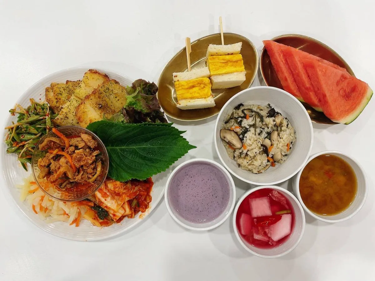 식단 구성 — 버섯 영양밥, 제육볶음, 구운 감자, 깻잎, 계란 샌드위치, 배추김치, 단호박죽, 과일 주스, 물김치, 수박